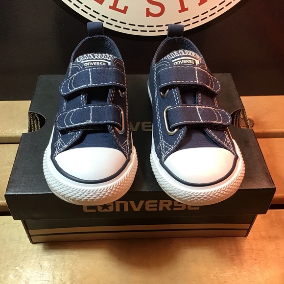 Converse Chuck Taylor Toddler 2V Low Top in Navy - Picture 2 of 5